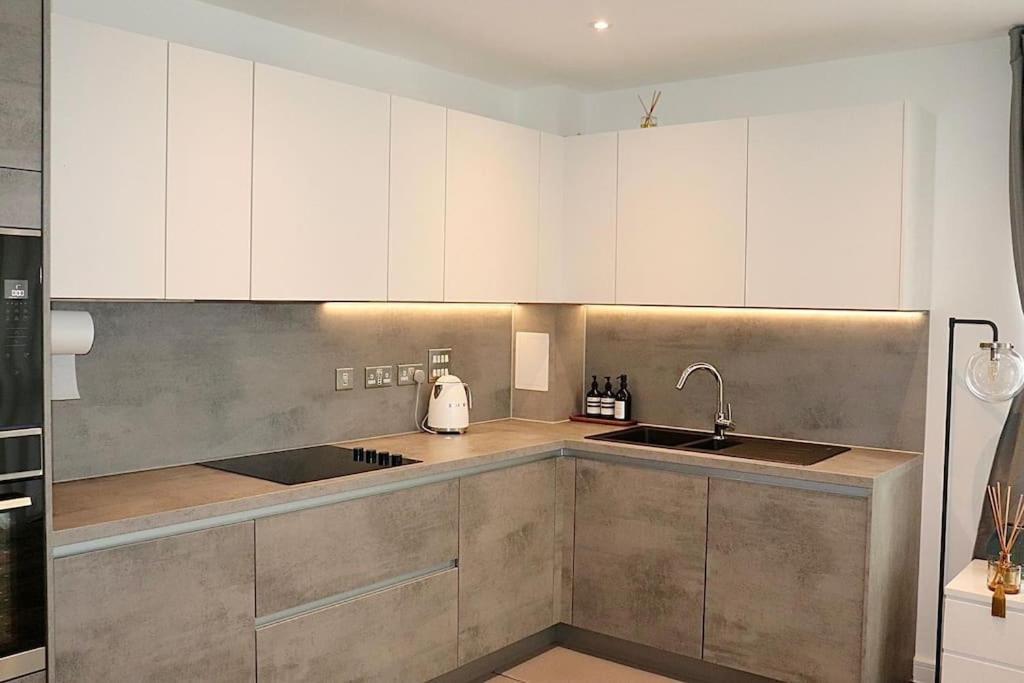 A Stylish Two Bedroom Modern Apartment With Parking Barking  Zewnętrze zdjęcie