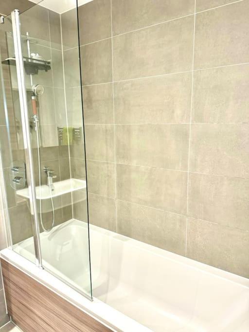 A Stylish Two Bedroom Modern Apartment With Parking Barking  Zewnętrze zdjęcie