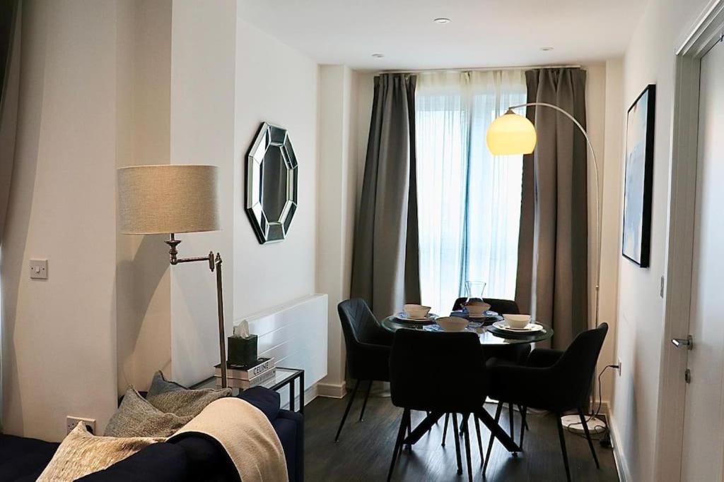 A Stylish Two Bedroom Modern Apartment With Parking Barking  Zewnętrze zdjęcie
