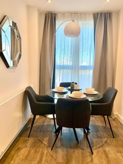 A Stylish Two Bedroom Modern Apartment With Parking Barking  Zewnętrze zdjęcie