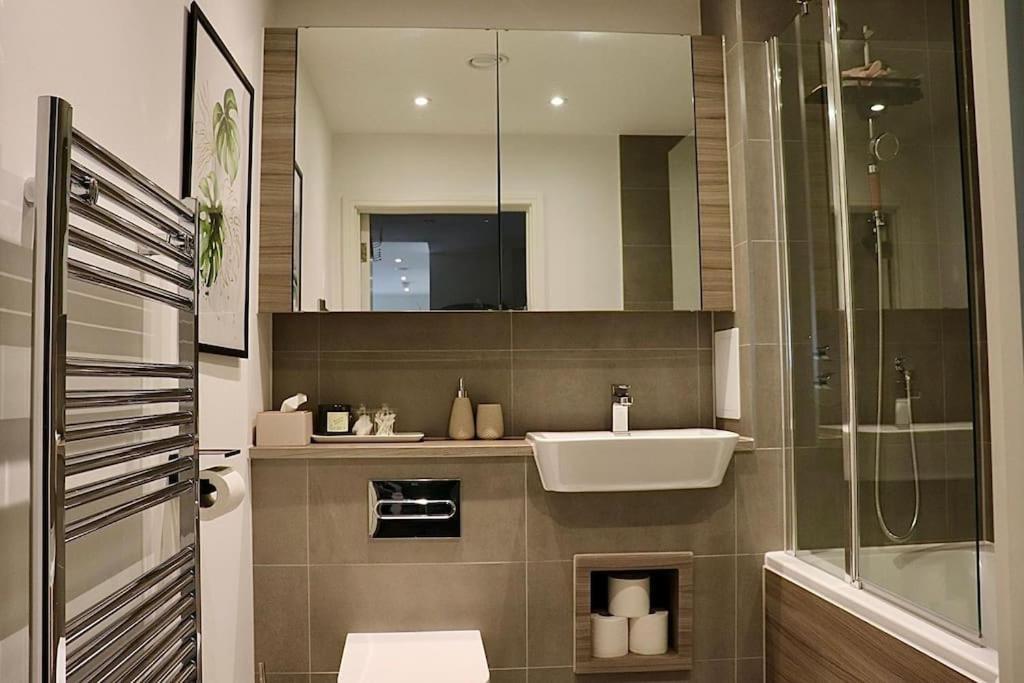 A Stylish Two Bedroom Modern Apartment With Parking Barking  Zewnętrze zdjęcie
